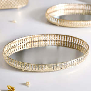 Ensemble de 3 plateaux ovales traditionnels en métal léger plaqué or avec motif floral et artisanat expert - Product Image 1