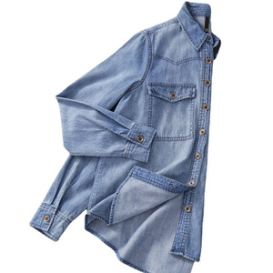 Camisa vaquera ligera de algodón para mujer que ofrece diseño clásico con cierre de botón y cuello - Product Image 3