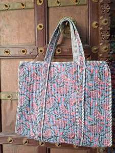 Sac à bandoulière portable matelassé tendance avec doublure en coton, fermeture éclair et chaînes pour femmes - Product Image 2