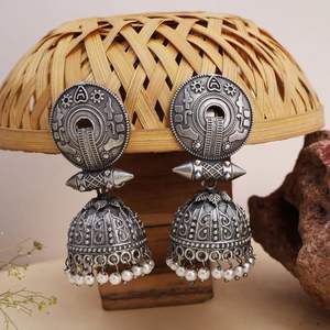 Boucles d'oreilles oxydées tribales Boucles d'oreilles Jhumka antiques en argent pour femmes avec détails gravés - Product Image 4