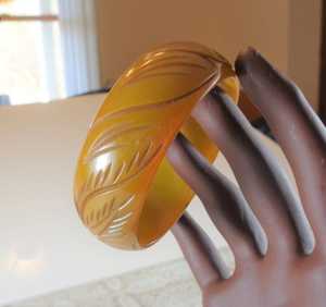 Brazalete de resina para mujer Brazalete de mano de resina Uso de joyería para fiesta de boda Artículo dotado por artesanía creciente - Product Image 1