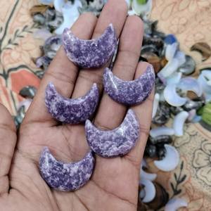 Pendentif en quartz lune lépidolite sculptée à la main en gros pierre naturelle de meilleure qualité pour la guérison de l'agate de cristal - Product Image 4