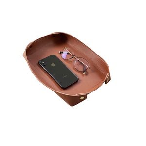 Luxe Craft Plateau de service en similicuir sophistiqué pliable fonctionnel pour la vaisselle de salle de bain Mélange parfait Praticité de luxe - Product Image 2