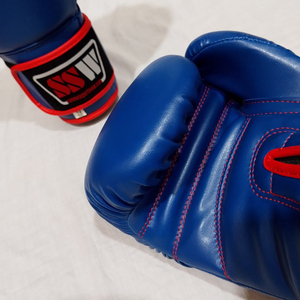 Gants de poinçonnage personnalisés OEM 16oz logo en cuir PU respirant professionnel personnalisable pour une utilisation en extérieur dans la boxe d'arts martiaux - Product Image 2