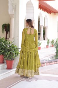 Robe Anarkali / Salwar Kameez longue en tissu Faux Georgette couleur Mahendi, richement brodée, pour soirée, prix de gros - Product Image 4