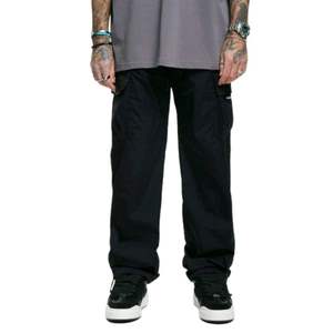 Ropa de calle de algodón 100%, pantalón utilitario, tela duradera negra, puños ajustables en el tobillo, bolsillos con cremallera ocultos, ajuste moderno, comodidad diaria - Product Image 1