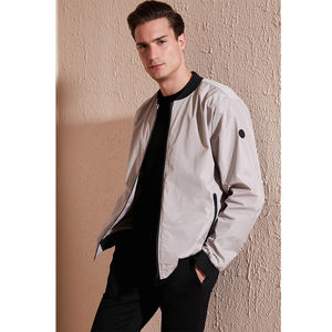 Cuello alto Pecho ancho Borde afilado Chaquetas de bombardero Cierre simple Línea nítida Ajuste limpio Agarre firme Chaqueta de concha Lisa Logotipo frontal - Product Image 5