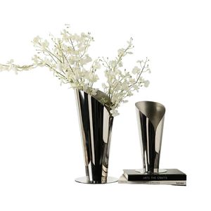Jarrón de aluminio curvo con forma orgánica y textura metálica hecho para arreglos florales de lujo e interiores creativos - Product Image 3