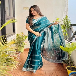 Sari de Seda Zimmy Choo Pura y Suave de VASTRA COTTAGE con Borde de Lentejuelas y Blusa Bordada Zimmy Choo a Juego para Fiestas - Product Image 2