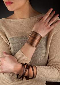 Bracelets en bois massif naturel traditionnels de qualité supérieure, bords raffinés, épaisseur équilibrée, imperméables, couleurs personnalisées pour cadeaux d'affaires - Product Image 2