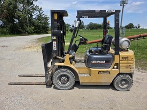 Chariot élévateur contrepoids Cat GP25 4x4 à moteur essence, équipement de construction tout-terrain, commande assise, capacité de charge de 3 tonnes - Product Image 1