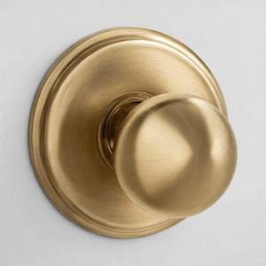 Perilla de puerta de latón con acabado antiguo elegante SoftHold, flor victoriana hecha a mano para puertas de madera clásicas para hoteles y apartamentos - Product Image 1