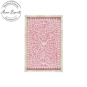 "Élégant plateau en bois floral rose avec un design complexe parfait pour servir ou afficher élégant et fonctionnel" - Product Image 1