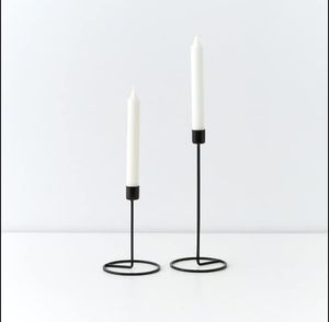 Encuentre el equilibrio perfecto de forma y función con los candelabros de alambre dorado que se adaptan a todos los gustos y estilos de decoración - Product Image 1