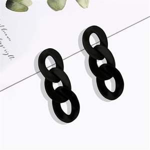 Pendientes de aro de acrílico negro ligero Chapado en oro Encantos de resina elegantes Fiesta clásica DIY Inclusiones a granel Estilo de moda - Product Image 2