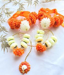 เครื่องประดับดอกไม้สำหรับเจ้าสาวสีส้มพร้อมเปลือกหอยวัวทำด้วยมือชุดต่างหูสร้อยคอ Haldi และสร้อยข้อมือ - Product Image 2
