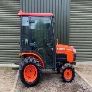 Tracteur de jardin miniature Kubota L4400 45HP d'occasion, équipement agricole avec composants essentiels : pompe, moteur, boîte de vitesses, 220V, à vendre - Product Image 1