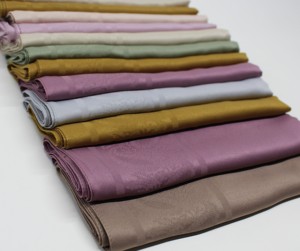 Écharpe carrée en satin jacquard uni Wafa 100x100 cm, finition mate, douce et soyeuse, polyester de qualité supérieure, légère, décontractée, pour toutes les saisons - Product Image 6