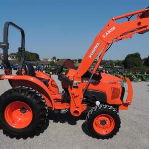 Tractor Agrícola Kubota L3301 2020 |   Tractor Compacto Diésel de 33 CV con Tracción en las 4 Ruedas en Existencia, Opción de Tractor con Tracción en las 2 Ruedas - Product Image 2