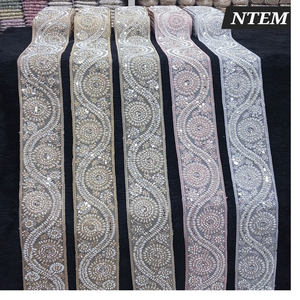 Fabriqué sur mesure avec des perles attachées dans des formes rubans et lacets brodés à la machine et en cinq couleurs pour les robes de mariée - Product Image 1