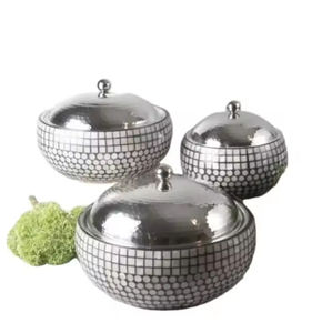 Marmite chauffante isolée en métal doré avec fil métallique, parfaite pour une table élégante lors de mariages et d'événements haut de gamme. - Product Image 5