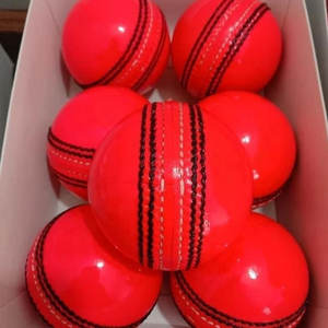 Tailles de balle d'entraînement de cricket en cuir jaune sur mesure pour les matchs de sport fabriqués au Pakistan - Product Image 6