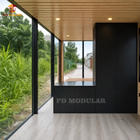 Cabane préfabriquée noire directement de l'usine pour parcs de vacances, complexes hôteliers en plein air, chambres d'hôtes et locations.