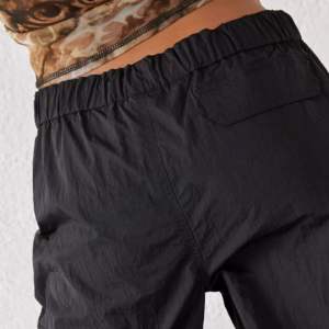 Pantalon Cargo Unisexe de Haute Qualité en Nylon Noir avec Design Brodé Style de Rue pour Hommes et Femmes Tissu Personnalisé - Product Image 5