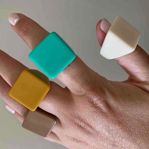 Anillos de Resina Hechos a Mano Unisex de Alta Calidad, Joyería de Moda para Fiestas y Playas, Personalizables con Incrustaciones de Acrílico para Regalos - Product Image 2