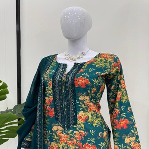 Conjunto de traje de seda francesa de diseñador con impresión digital, hilo y lentejuelas, incluye imitación Georgette Dupatta con borde de encaje - Product Image 5