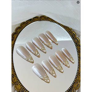 Uñas Postizas Golden Drape con Diseño Elegante y Chic para Entusiastas del Nail Art - Product Image 1
