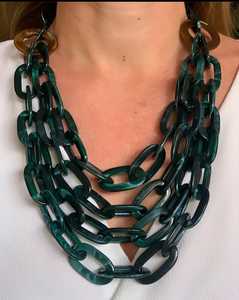 Collier chic et moderne en résine avec effets tourbillonnants et scintillants faits à la main, idéal pour les fêtes, les événements, les cadeaux et les accessoires de mode - Product Image 2