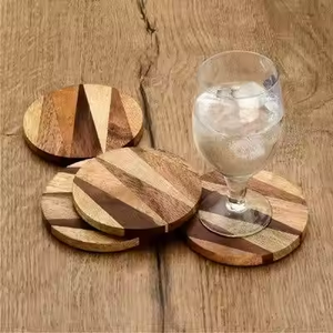 Dessous de verre en bois fabriqués à la main écologiques avec une belle finition pour protéger contre les taches d'anneaux de boisson par l'artisanat en croissant - Product Image 2