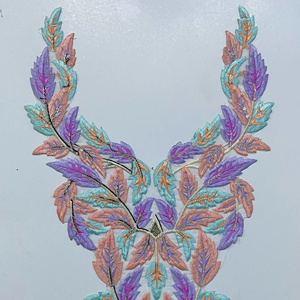 Pièces de cou brodées sur mesure avec paillettes Style cousu 100% patchs à des fins de revente pour les créateurs de mode de vêtements - Product Image 1