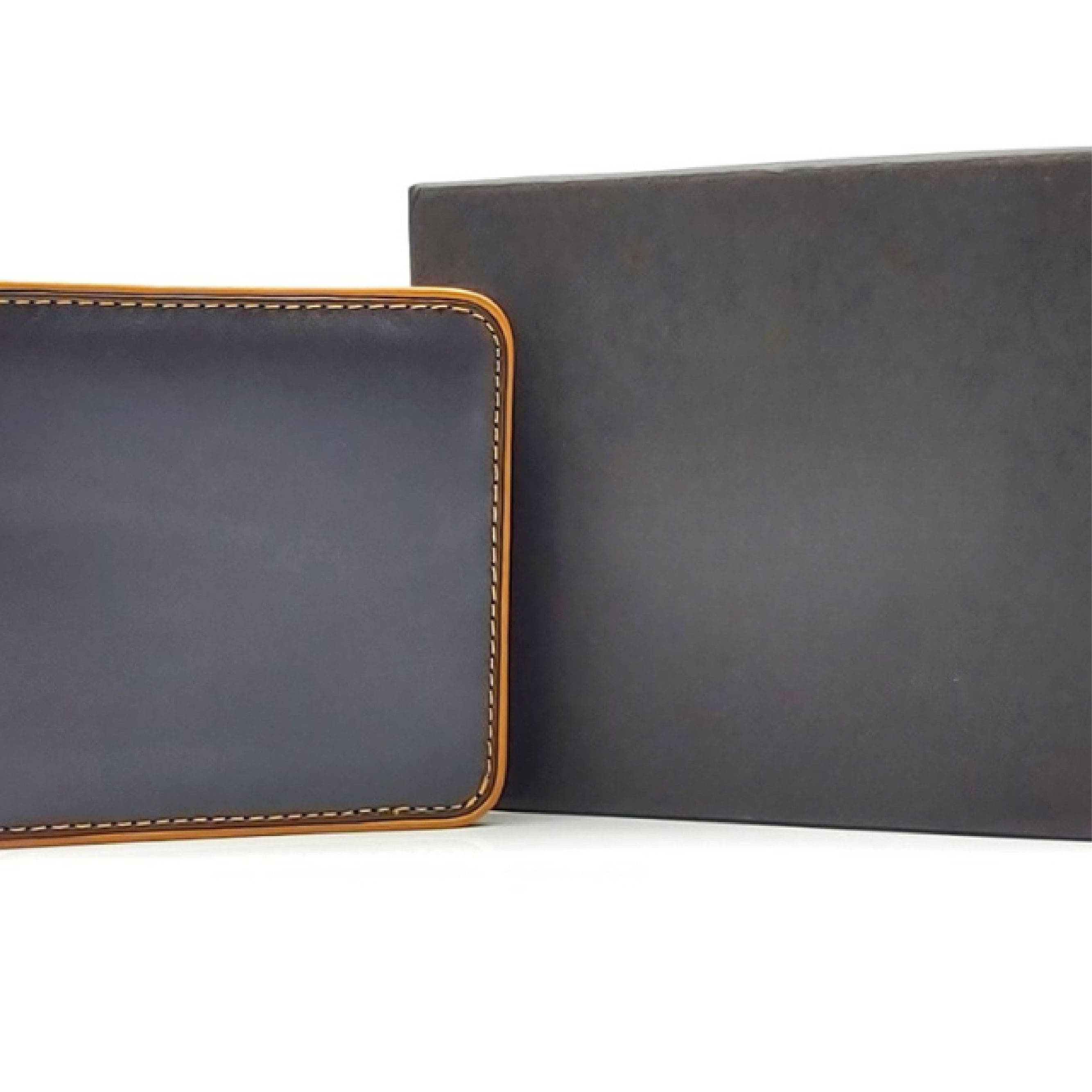 สีน้ำเงินเข้ม พร้อมตะเข็บสีแทน