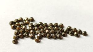 Vente en gros de cabochons de pierres précieuses pyrite naturelle 2mm-6mm pierres à dos plat taillées en rose à facettes Lot de pierres précieuses en vrac - Product Image 2
