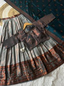 Nuevo y Más Vendido: Elegante Lehenga Saree de Seda/Algodón Kanjiveram para Mujer, Teñido Liso, con Blusa - Product Image 2