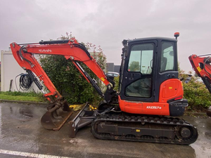 รถขุดขนาดเล็ก Kubota KX057-4 มือสองและใหม่ ราคาถูก 5.5 ตัน พร้อมบุ้งกี๋ 3 ใบ ระบบไฮดรอลิกแบบคอมแพค ห้องโดยสารแบบปิดพร้อมแอร์  ขาย - Product Image 2