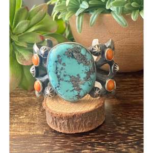 Bracelet manchette en argent sterling avec turquoise de Kingman et huître épineuse par Chimney – Accessoire de mode - Product Image 1