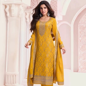 Shalwar kameez ฤดูหนาว: ผ้าวิสคอสแท้, ด้านล่างของ santoon, ผ้าไหม Chinon dupatta, เย็บปักถักร้อยหลายด้าย, ขนาดสูงสุดถึง64. - Product Image 1