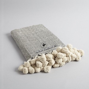 Manta de algodón con diseño de pompón de lujo, ropa de cama decorativa india con diferentes diseños para uso doméstico de invierno de la India por ITHL - Product Image 1