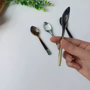 Juego de cucharas de cuerno de buena calidad con mesa con mango de madera Respetuoso con el medio ambiente por Crescent Crafts - Product Image 3