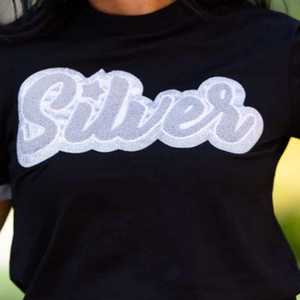 Camiseta negra 'plateada' para mujer griega, Camiseta de algodón suave con letras de parche de chenilla, camiseta de estilo de moda informal inspirada en la Hermandad - Product Image 4