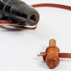 Cuerno de polvo tallado a mano con grabados personalizados y correa de cuero duradera para disparar polvo negro a la venta - Product Image 5