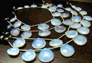 Opale blanche Hydro Quartz forme de coeur Briolette12 à 16mm perles graduées brin 8 pouces de long - Product Image 3