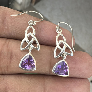 Boucles d'oreilles pendantes en argent 925 avec pierre précieuse en améthyste naturelle taille trillion en gros pour femmes - Product Image 1