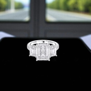 Bague luxueuse de 7.30 carats en E-F/VVS-VS (centre 5.00CT) avec émeraude Moissanite et diamants taille ronde fabriquée en argent pour elle - Product Image 2