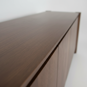 Moderno Gabinete de Roble Macizo de 4 Puertas con Características Resistentes al Agua y Fáciles de Limpiar, Color Natural - Product Image 4