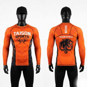 Rashguard MMA en polyester et élasthanne 260 GSM, orange avec panneaux latéraux noirs, logo personnalisé par sublimation, coupe compressive - Product Image 1