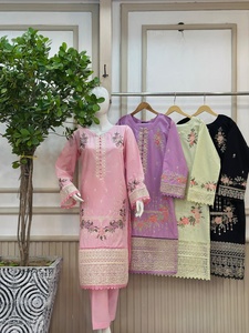 Collection Ssumaira présentant un ensemble de pantalons brodés en coton avec robe d'hiver 3 pièces - Product Image 3